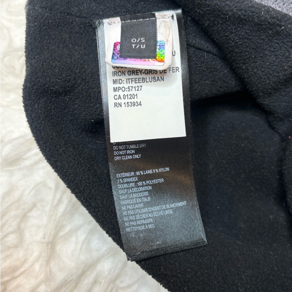 Canada Goose Men's Grey Knit Beanie with Logo Patch - Picture 11 of 16